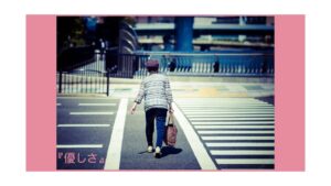 横断歩道を渡る老人
